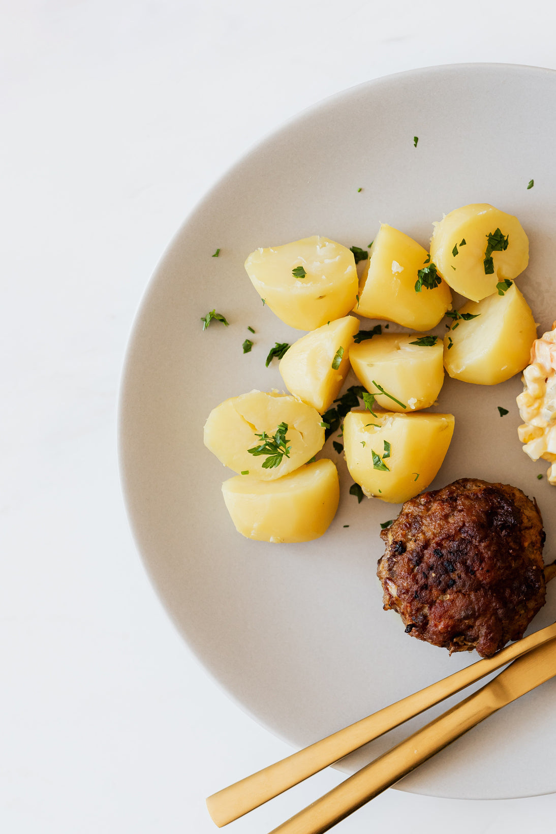 Hjemmelavede frikadeller med tilbehør │ Førstehjælpskassen